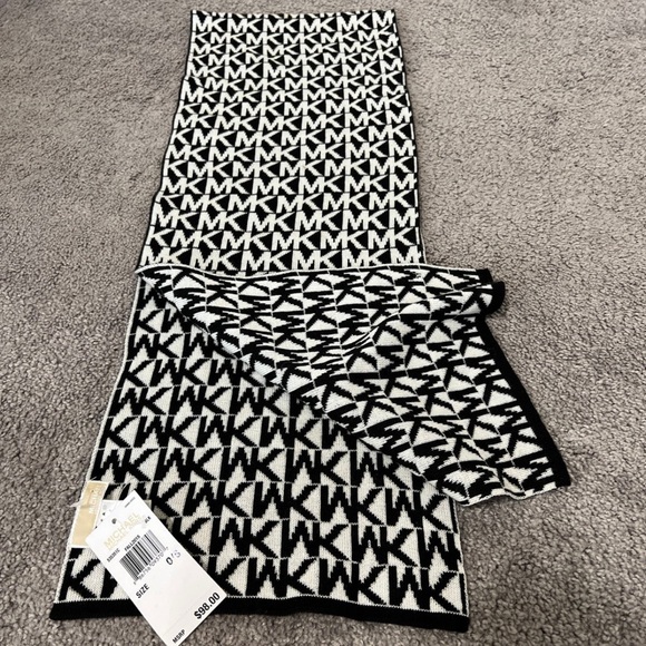 Michael Kors Signature logo scarf - Picture 1 of 4
